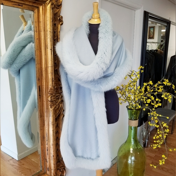 $1389 Cape with Real Fox & Rhinestones - Picture 5 of 6